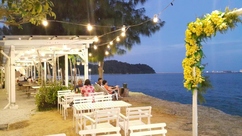 Teluk Batik 17Paradisehome Private Pool Karaoke Snooker Bbq 15Pax Lumut Exterior foto