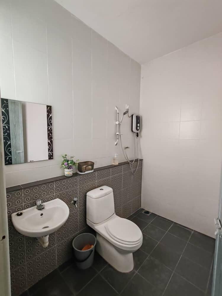 Teluk Batik 17Paradisehome Private Pool Karaoke Snooker Bbq 15Pax Lumut Exterior foto